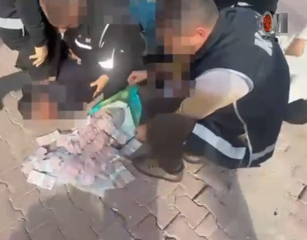 posetteki 2 milyon lira ile 30 metre gidebildiler polisin operasyonuyla yakalandilar 1 RzslVKaB