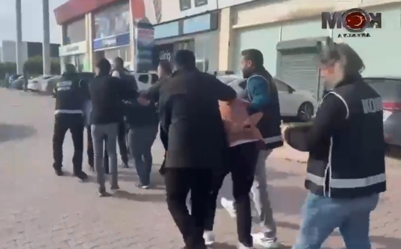 posetteki 2 milyon lira ile 30 metre gidebildiler polisin operasyonuyla yakalandilar 3 m4X1KjW3
