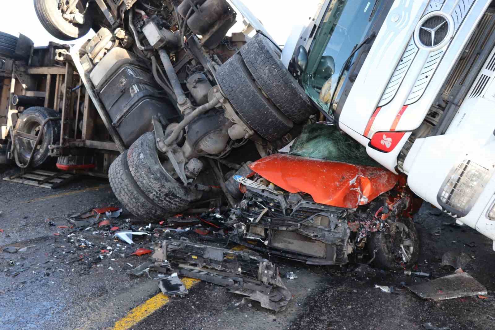 posofta buzda kayan iki tir ve bir otomobil birbirine girdi 1 yarali 0 EbeSqivi