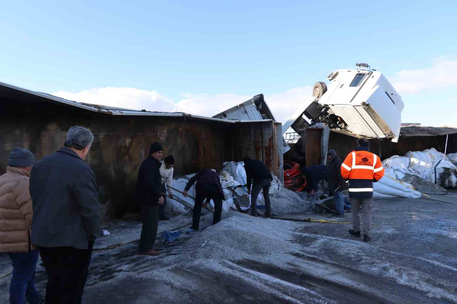 posofta buzda kayan iki tir ve bir otomobil birbirine girdi 1 yarali 2 b7M9jnCI