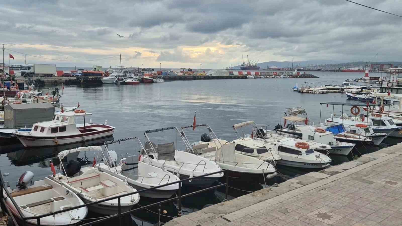 poyraz kucuk tekne balikcilarini limana bagladi aglar tamire alindi 0 IUL6BGWV