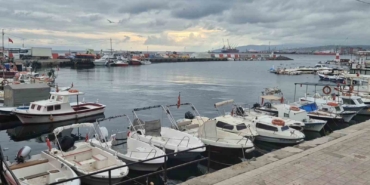 poyraz-kucuk-tekne-balikcilarini-limana-bagladi-aglar-tamire-alindi-VS7RxOtQ.jpg