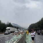 pozanti-adana-istikameti-tir-devrilmesi-nedeniyle-trafige-kapandi-ZCTW5hGF.jpg