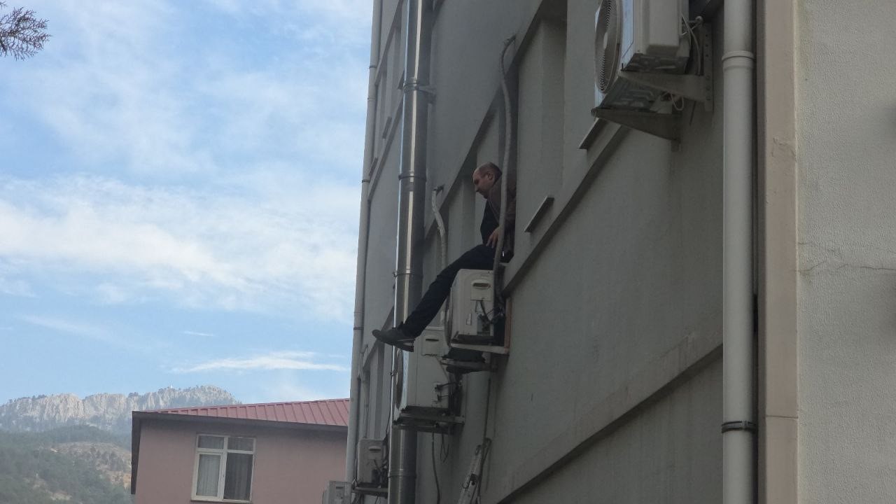 pozanti aile sagligi merkezinde yangin 2 ED15Ru6A