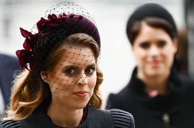 İngiliz Kraliyet Ailesi yine büyük bir skandalın merkezinde.
Yıllardır Prens Harry ve Meghan Markle’ın ayrılığı, ardından Kral Charles ve Prenses Kate’in sağlık sorunlarıyla çalkalanan Buckingham Sarayı, şimdi de Prens Andrew kriziyle sarsılıyor.