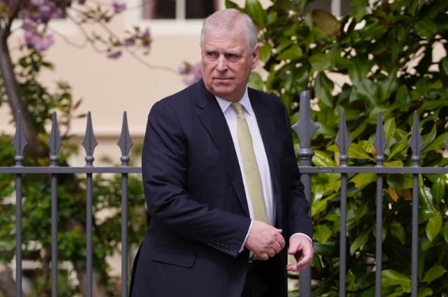 İngiliz Kraliyet Ailesi yine büyük bir skandalın merkezinde.
Yıllardır Prens Harry ve Meghan Markle’ın ayrılığı, ardından Kral Charles ve Prenses Kate’in sağlık sorunlarıyla çalkalanan Buckingham Sarayı, şimdi de Prens Andrew kriziyle sarsılıyor.