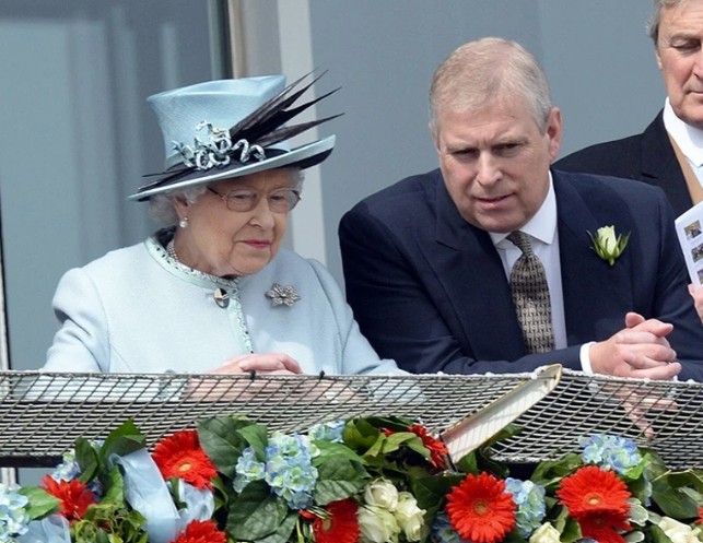 İngiliz Kraliyet Ailesi yine büyük bir skandalın merkezinde.
Yıllardır Prens Harry ve Meghan Markle’ın ayrılığı, ardından Kral Charles ve Prenses Kate’in sağlık sorunlarıyla çalkalanan Buckingham Sarayı, şimdi de Prens Andrew kriziyle sarsılıyor.
