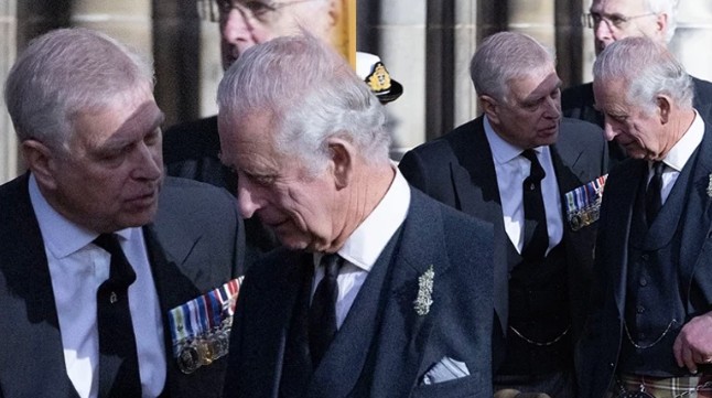 İngiliz Kraliyet Ailesi yine büyük bir skandalın merkezinde.
Yıllardır Prens Harry ve Meghan Markle’ın ayrılığı, ardından Kral Charles ve Prenses Kate’in sağlık sorunlarıyla çalkalanan Buckingham Sarayı, şimdi de Prens Andrew kriziyle sarsılıyor.