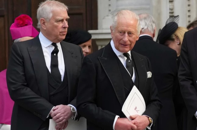 İngiliz Kraliyet Ailesi yine büyük bir skandalın merkezinde.
Yıllardır Prens Harry ve Meghan Markle’ın ayrılığı, ardından Kral Charles ve Prenses Kate’in sağlık sorunlarıyla çalkalanan Buckingham Sarayı, şimdi de Prens Andrew kriziyle sarsılıyor.