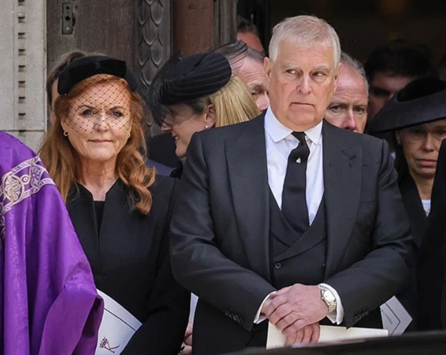 İngiliz Kraliyet Ailesi yine büyük bir skandalın merkezinde.
Yıllardır Prens Harry ve Meghan Markle’ın ayrılığı, ardından Kral Charles ve Prenses Kate’in sağlık sorunlarıyla çalkalanan Buckingham Sarayı, şimdi de Prens Andrew kriziyle sarsılıyor.