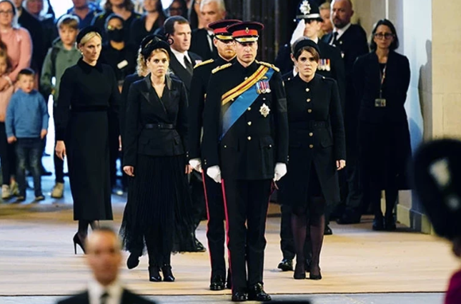 İngiliz Kraliyet Ailesi yine büyük bir skandalın merkezinde.
Yıllardır Prens Harry ve Meghan Markle’ın ayrılığı, ardından Kral Charles ve Prenses Kate’in sağlık sorunlarıyla çalkalanan Buckingham Sarayı, şimdi de Prens Andrew kriziyle sarsılıyor.