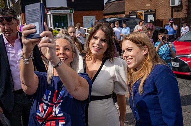 İngiliz Kraliyet Ailesi yine büyük bir skandalın merkezinde.
Yıllardır Prens Harry ve Meghan Markle’ın ayrılığı, ardından Kral Charles ve Prenses Kate’in sağlık sorunlarıyla çalkalanan Buckingham Sarayı, şimdi de Prens Andrew kriziyle sarsılıyor.