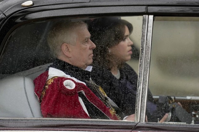 İngiliz Kraliyet Ailesi yine büyük bir skandalın merkezinde.
Yıllardır Prens Harry ve Meghan Markle’ın ayrılığı, ardından Kral Charles ve Prenses Kate’in sağlık sorunlarıyla çalkalanan Buckingham Sarayı, şimdi de Prens Andrew kriziyle sarsılıyor.