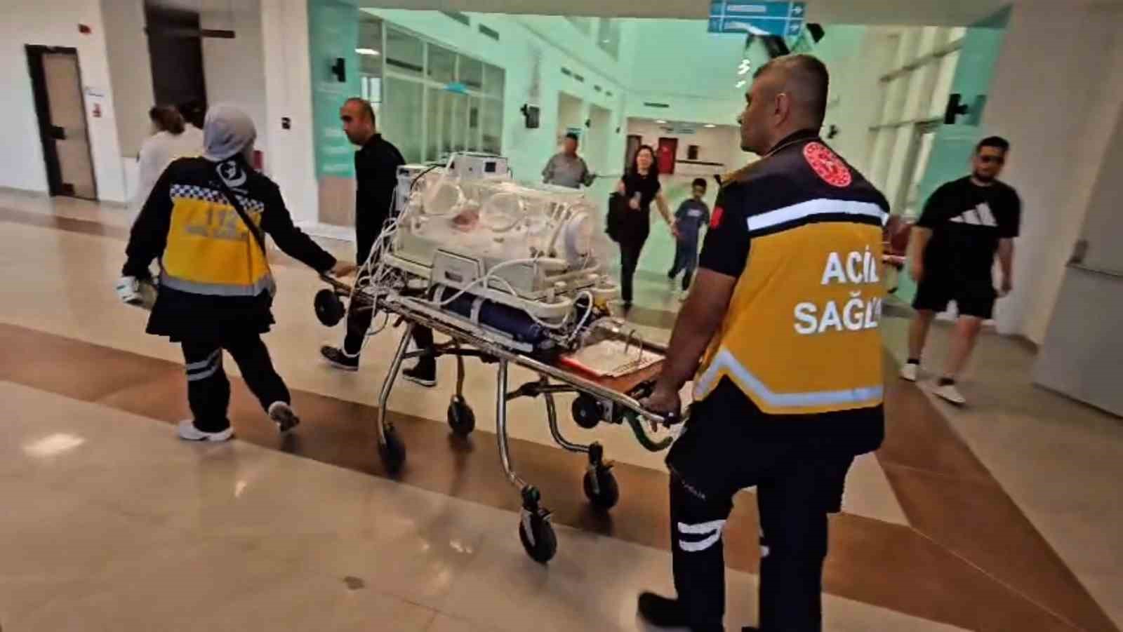 premature ikizlerden biri helikopter ambulansla nigdeye nakledildi 5 PPEnYwkY