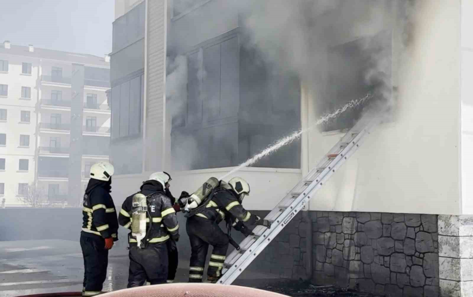 prizde unutulan sarj aleti yangin cikardi 16 kisi hastanelik oldu 2 1PiXfaiE