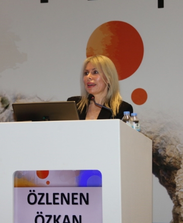 prof-dr-ozlenen-ozkan-ilk-rahim-naklinde-nefesimizi-tutarak-hastayi-takip-ettik-1nj5d9He.jpg