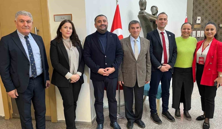 prof-dr-ustun-dokmen-izmirde-ailelerle-bulustu-8mxFxM67.jpg