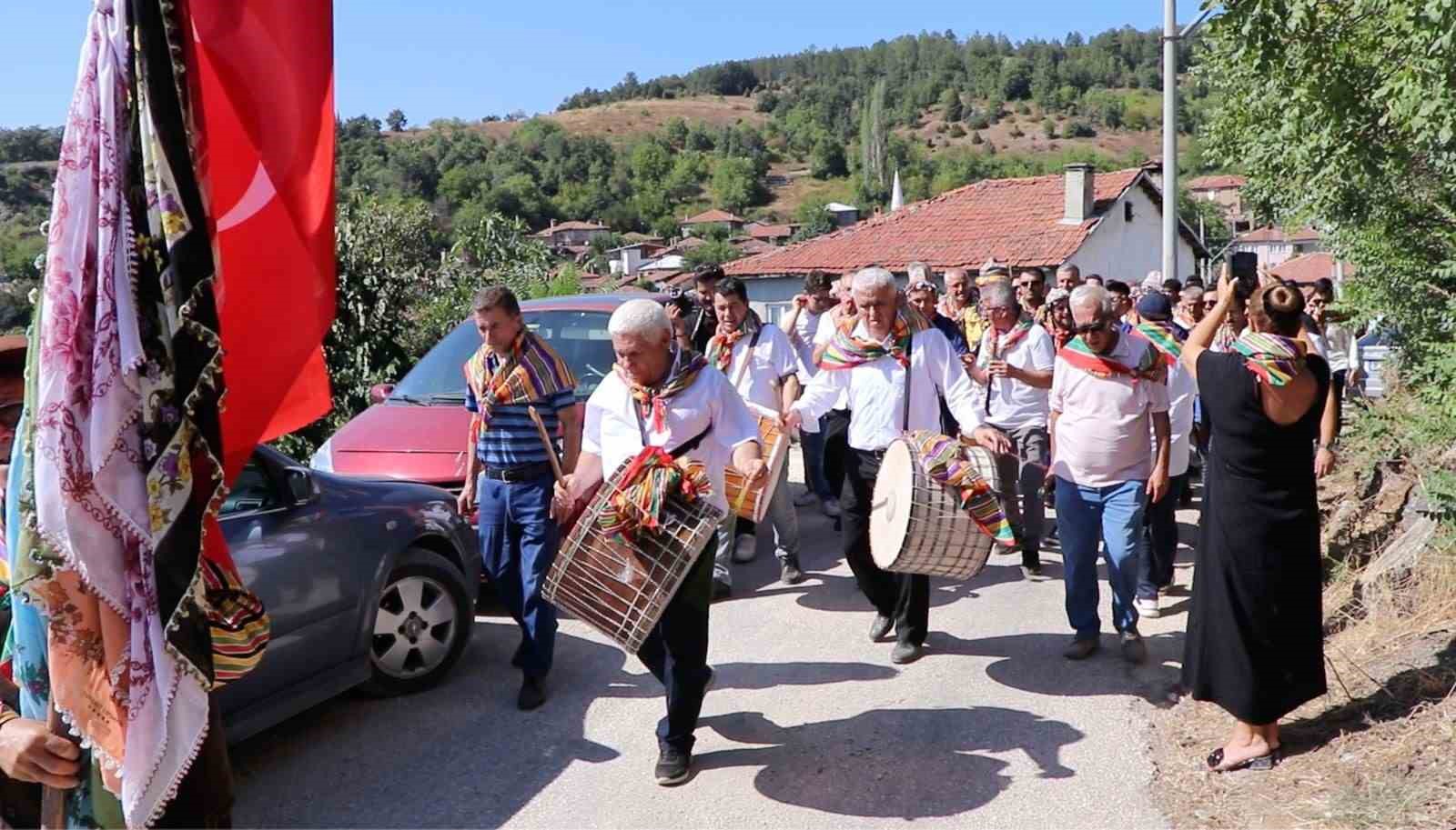 profesorle docent yoruk kiyafetiyle koy dugunu yapti 7