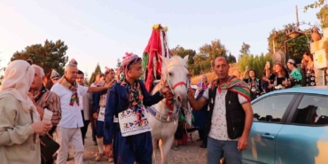 profesorle-docent-yoruk-kiyafetiyle-koy-dugunu-yapti-Dnnmh7iA.jpg