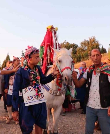 profesorle-docent-yoruk-kiyafetiyle-koy-dugunu-yapti-Dnnmh7iA.jpg