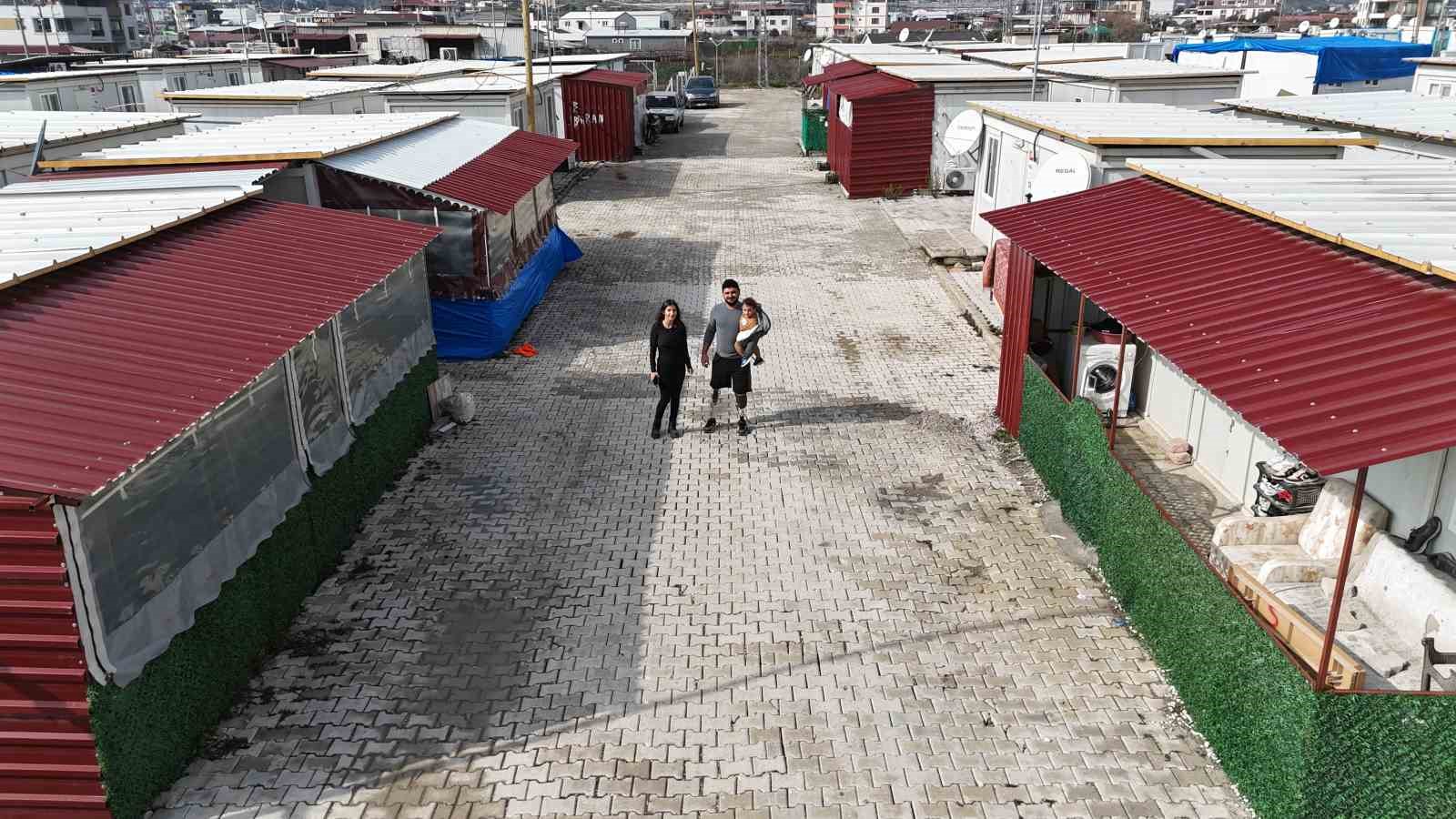 Protez bacaklarıyla yeniden yaşama tutunan depremzede Emre, yuva kurup evlat sahibi oldu 7 protez bacaklariyla yeniden yasama tutunan depremzede emre yuva kurup evlat sahibi oldu 3 McksmjGf