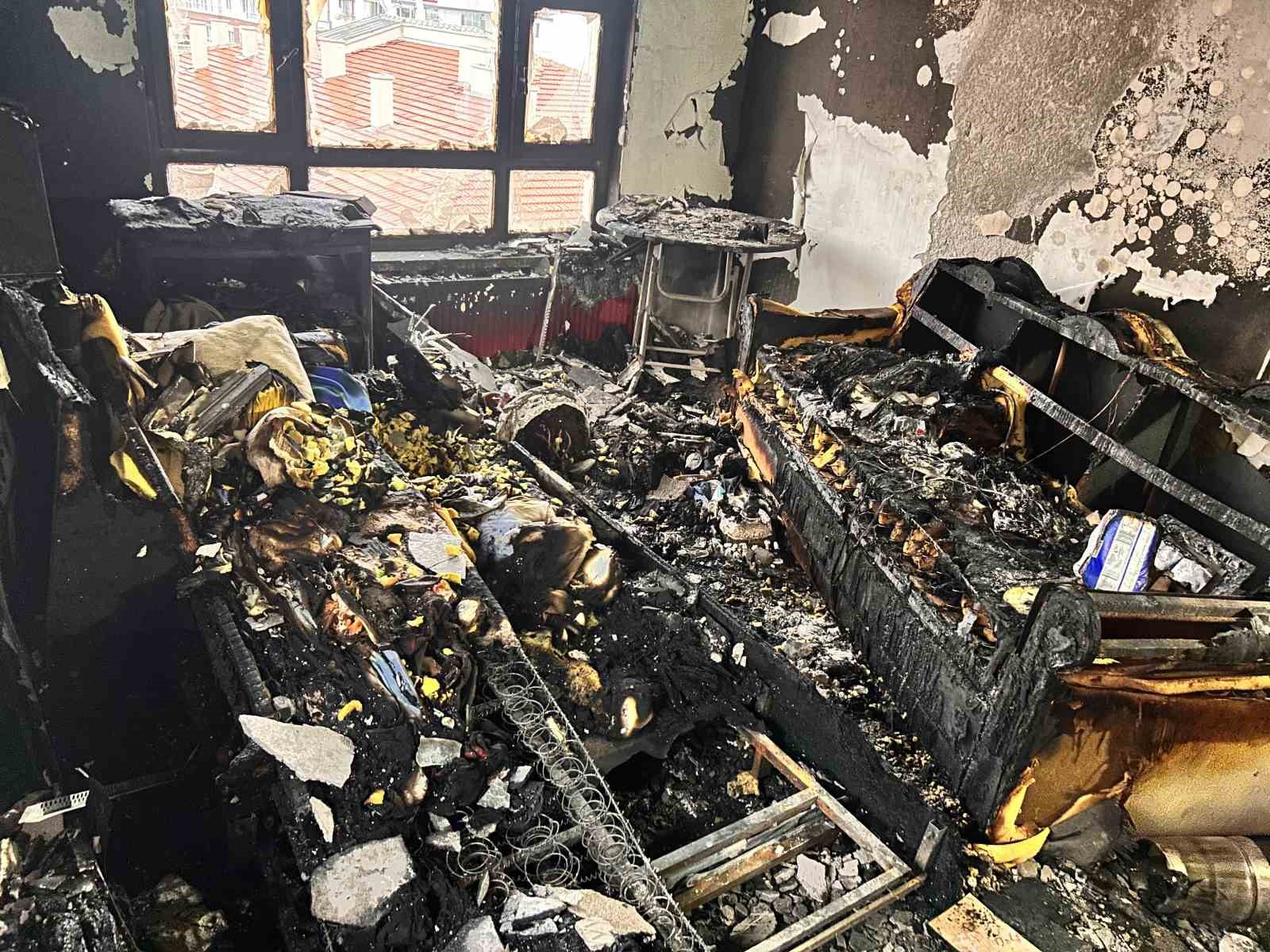 psikolojik sorunlari oldugu iddia edilen kisi evini atese verdi balkona cikip izledi 0 nimPtDXb