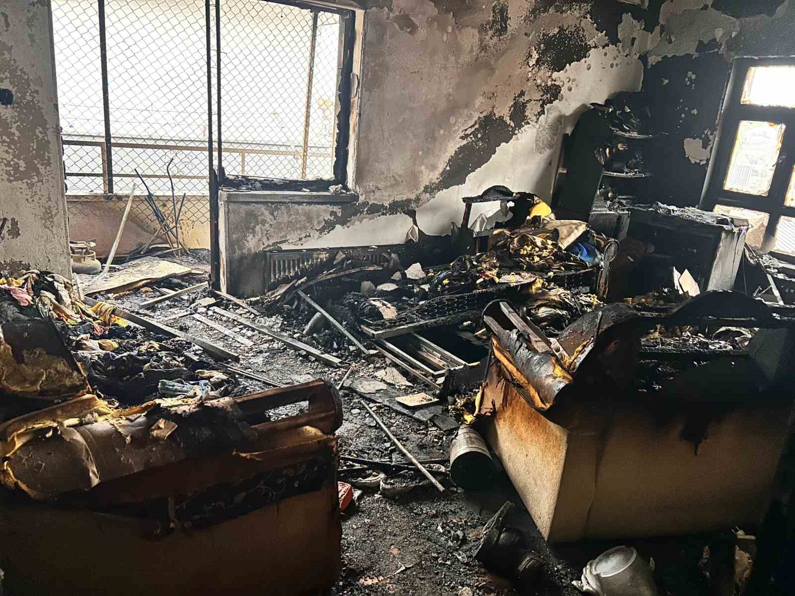 psikolojik sorunlari oldugu iddia edilen kisi evini atese verdi balkona cikip izledi 1 JUjfbkcm