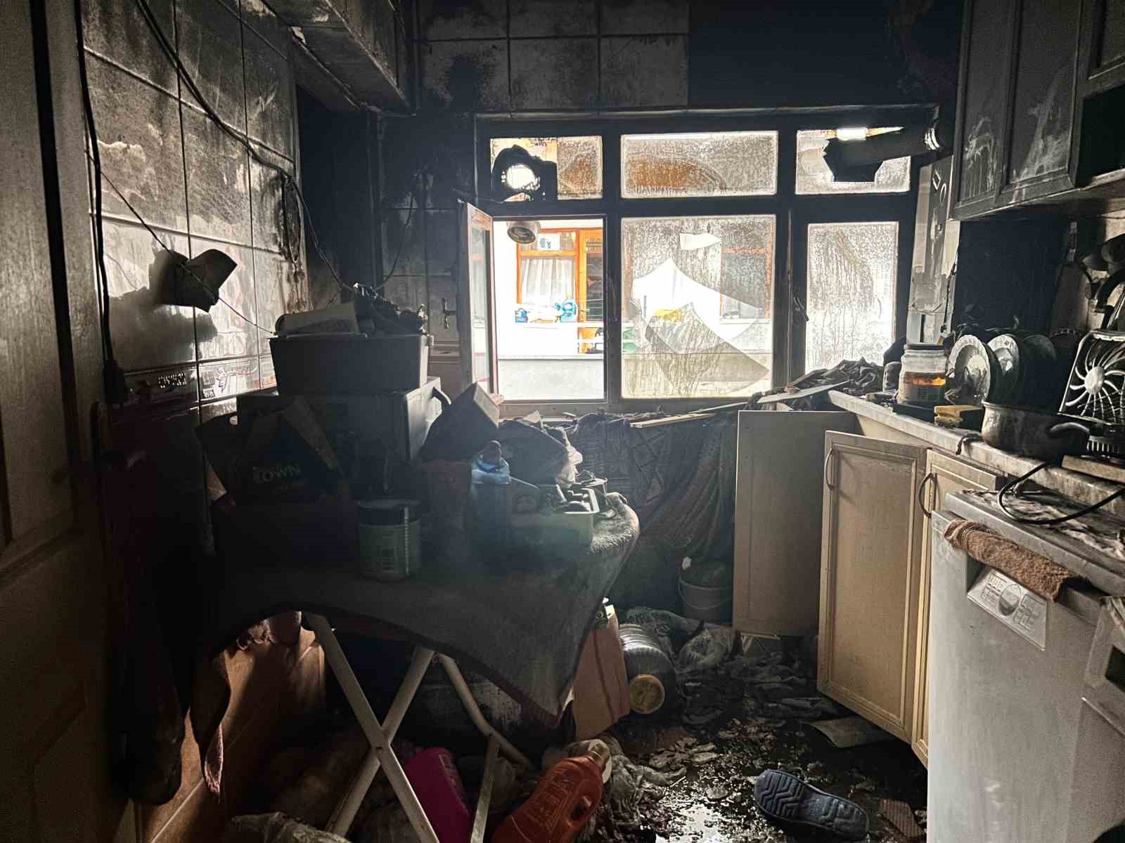 psikolojik sorunlari oldugu iddia edilen kisi evini atese verdi balkona cikip izledi 2 pPRKUuV3