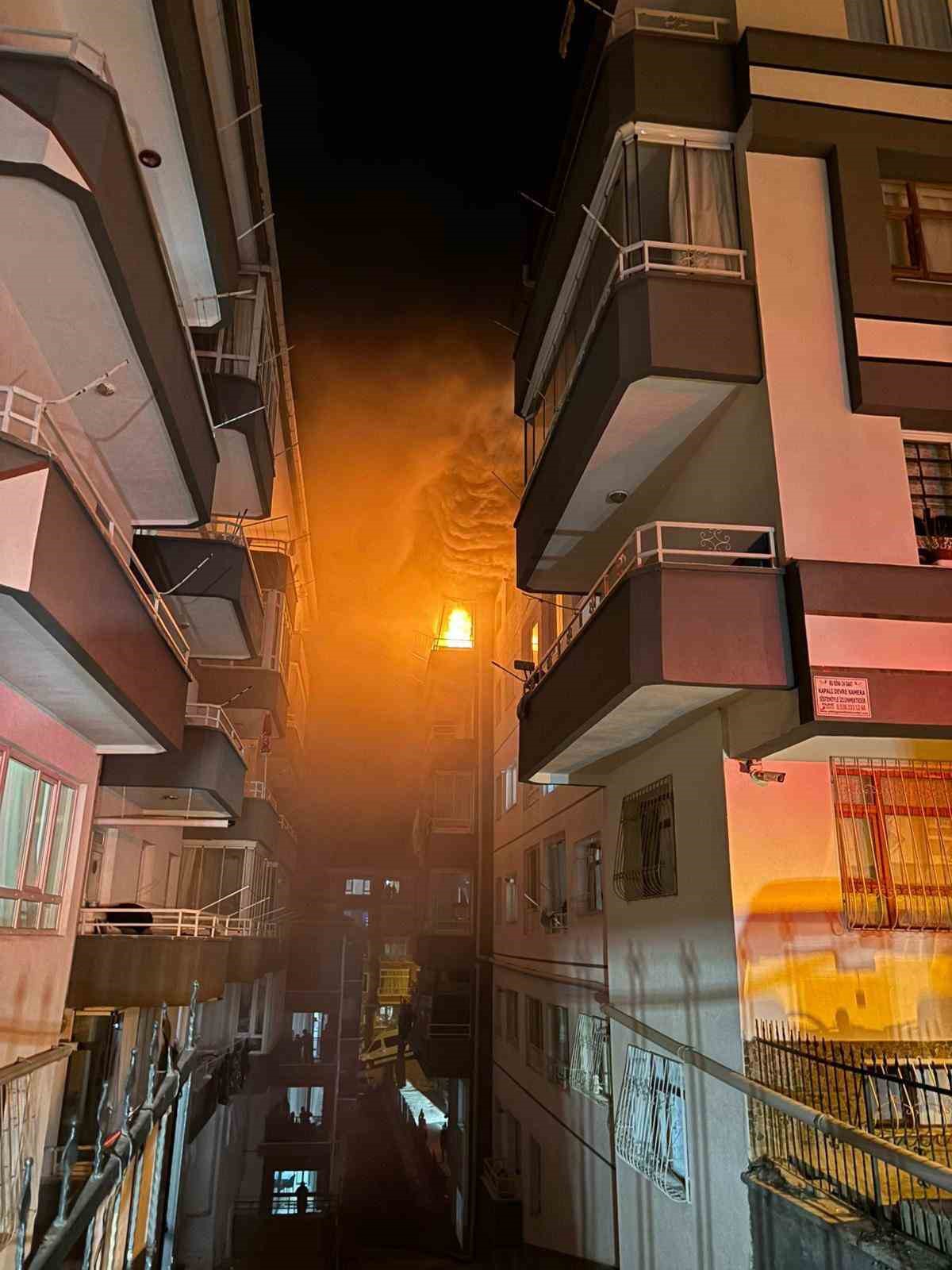 psikolojik sorunlari oldugu iddia edilen kisi evini atese verdi balkona cikip izledi 6 8pGs7q5N