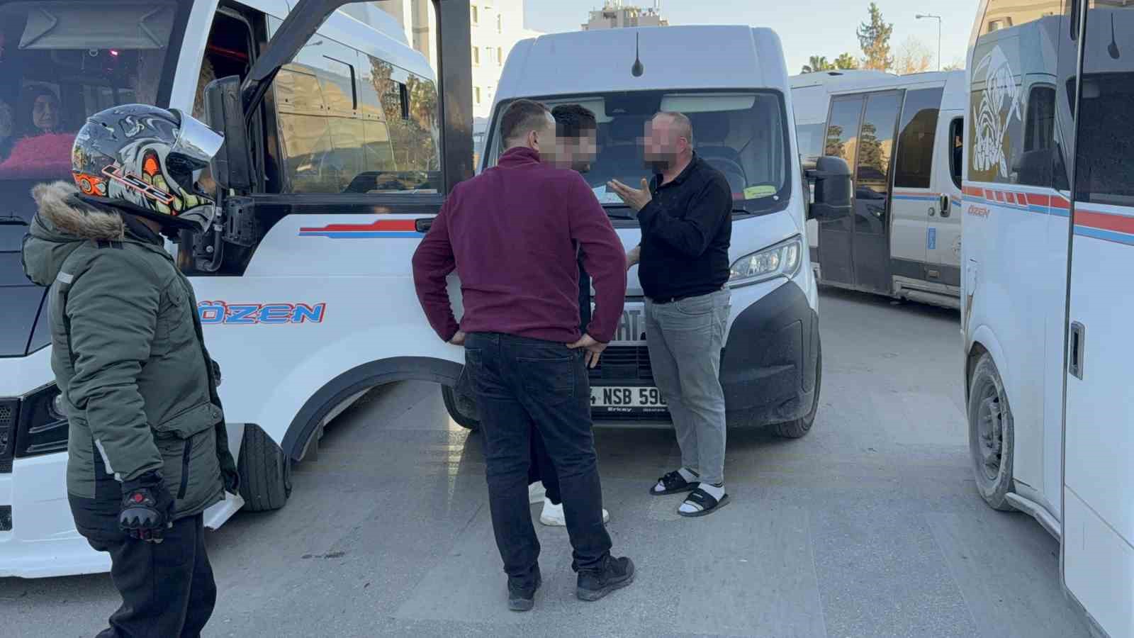 ptt kargo araci ile dolmus soforunun trafik tartismasi darpla bitti 2 B4JMs9NR