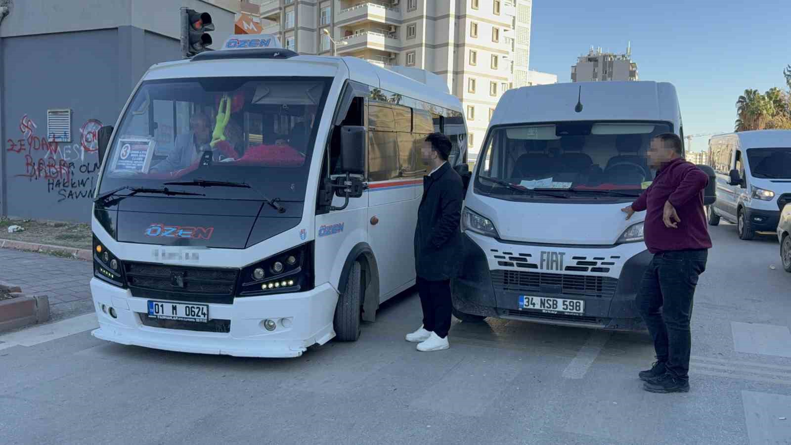 ptt kargo araci ile dolmus soforunun trafik tartismasi darpla bitti 4 bvkwPteF