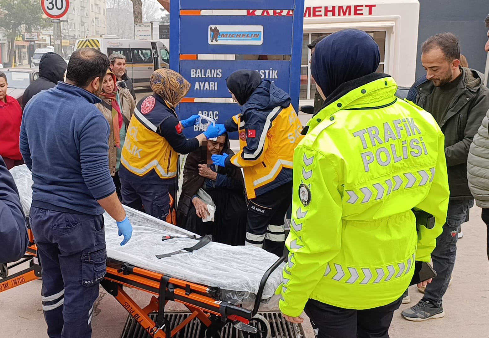 ptt kargo minibusunun carptigi yasli kadin yaralandi 1 3qgkTpWv