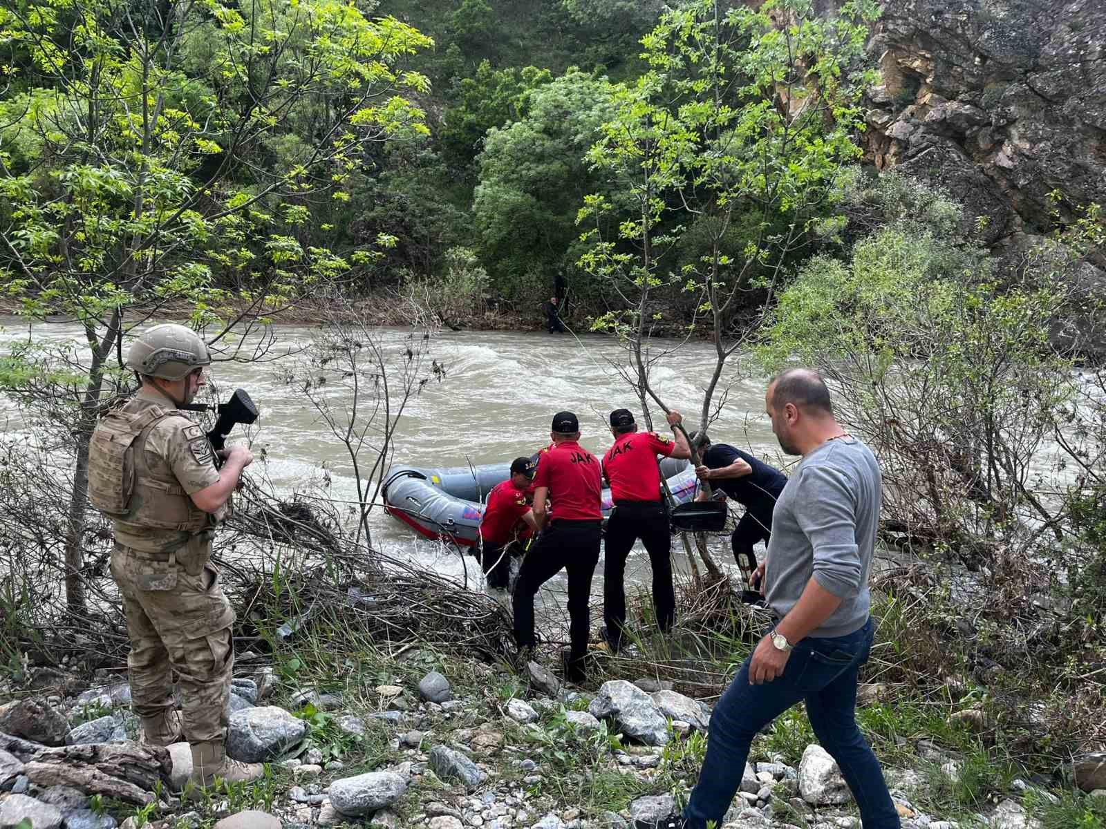 pulumur cayinda mahsur kalan sahsi jandarma kurtardi 1 YkYM3JM6