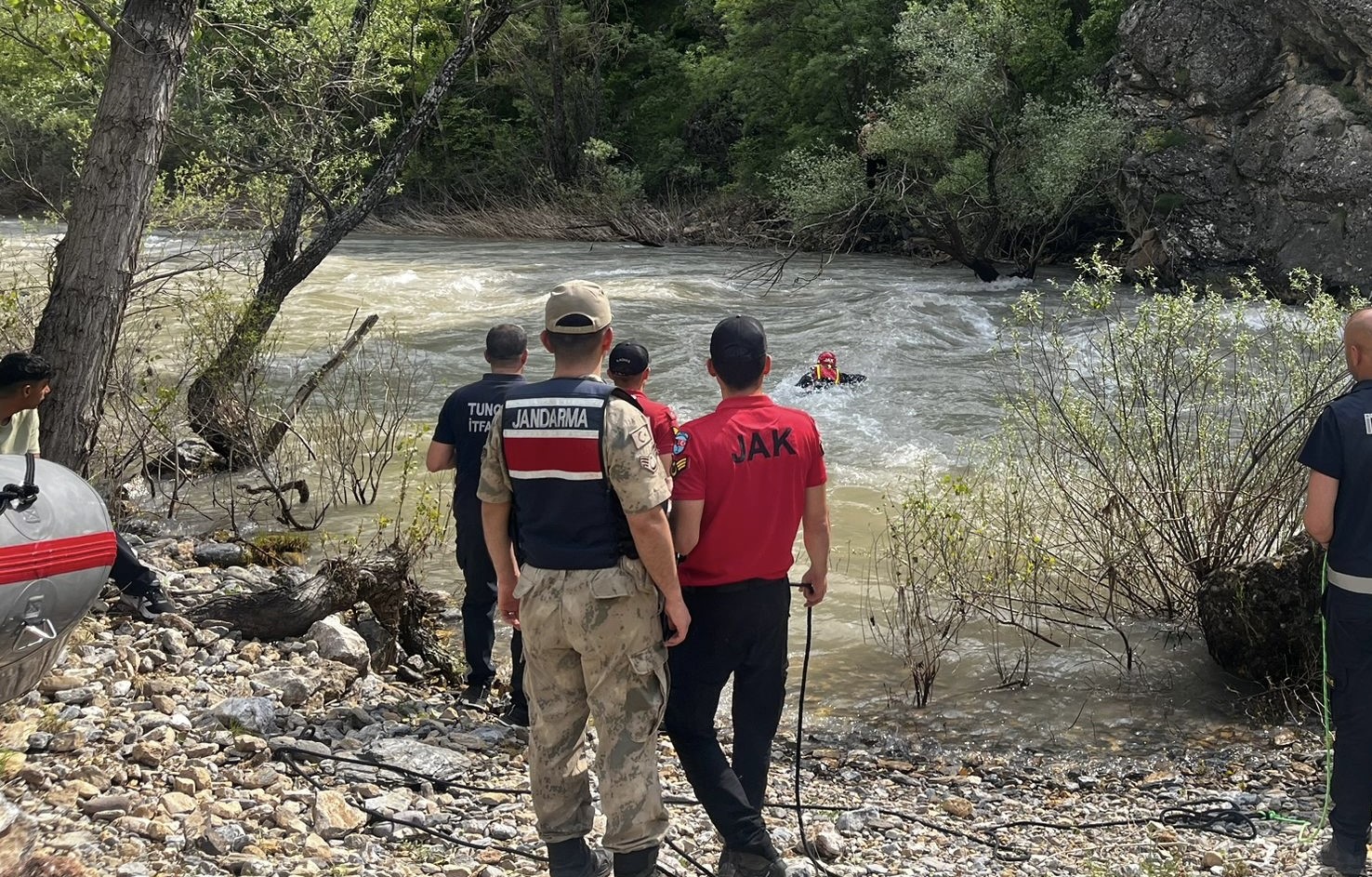 pulumur cayinda mahsur kalan sahsi jandarma kurtardi 2 CzKQz5p7