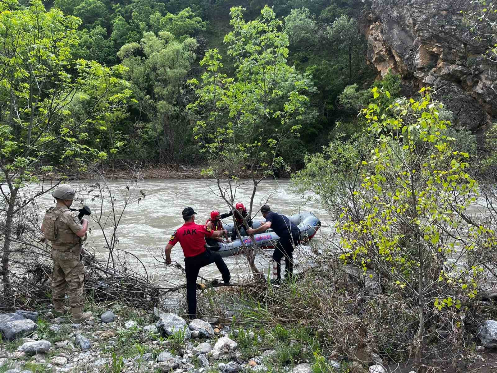 pulumur cayinda mahsur kalan sahsi jandarma kurtardi 3 hH84Ki8B