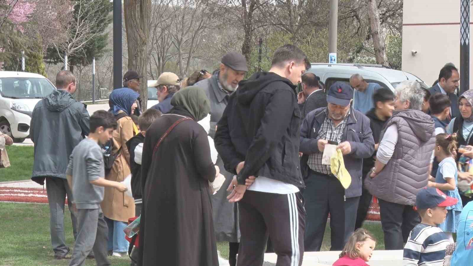 pursaklar belediye baskani cetin bir parkin aydinlik olmasi guvenligi de beraberinde getiriyor 0 bPvlEENC