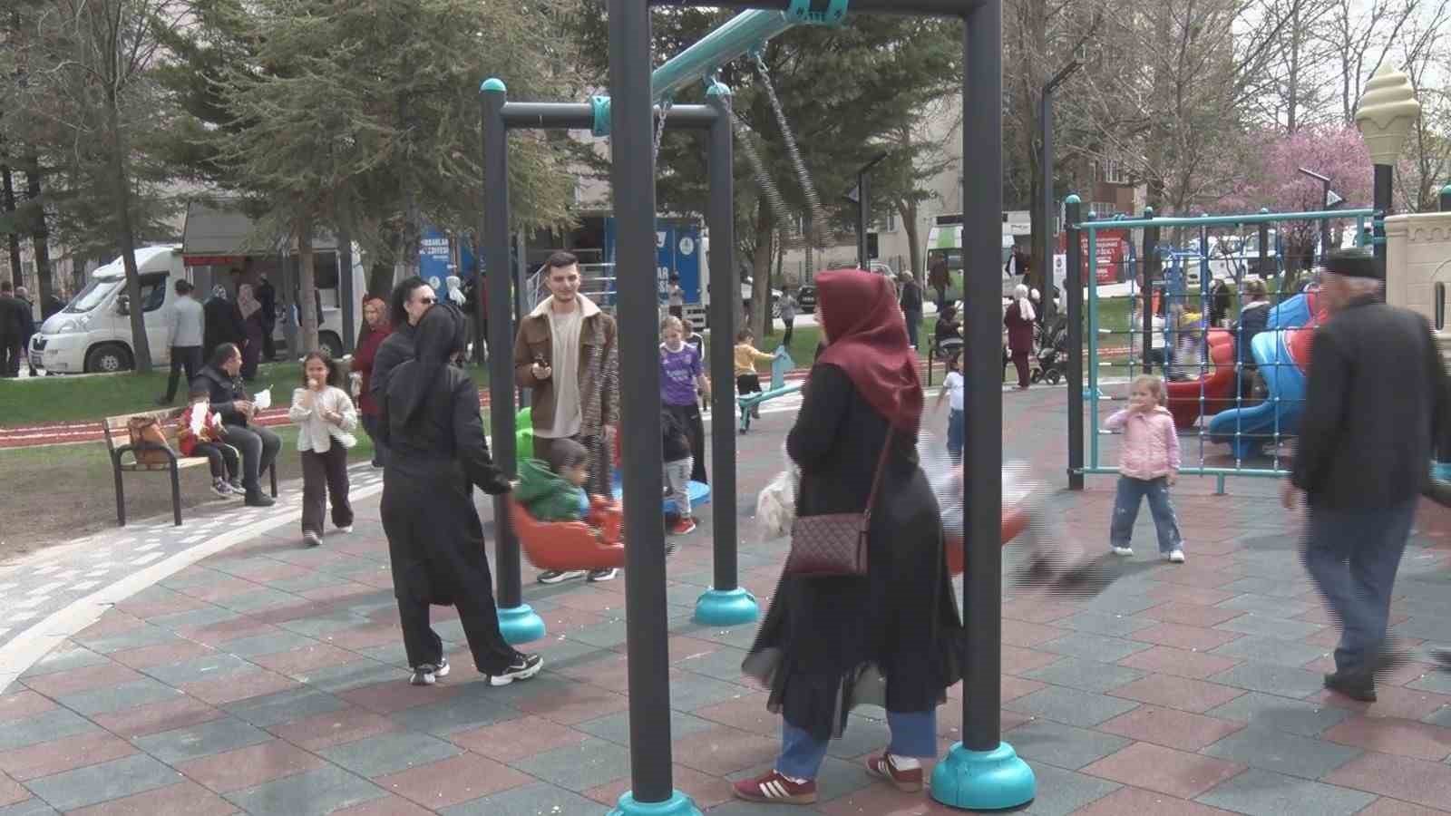 pursaklar belediye baskani cetin bir parkin aydinlik olmasi guvenligi de beraberinde getiriyor 2 d4LOs9Ns