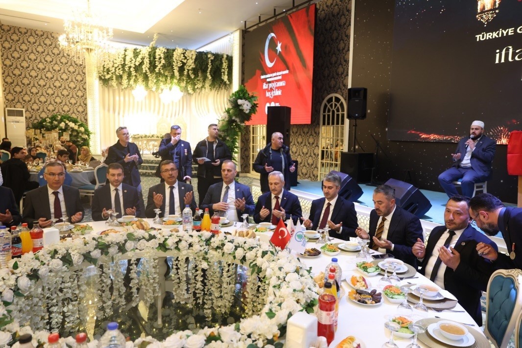 pursaklar belediye baskani cetin sehit aileleri ve gazilerle iftar sofrasinda bulustu 0