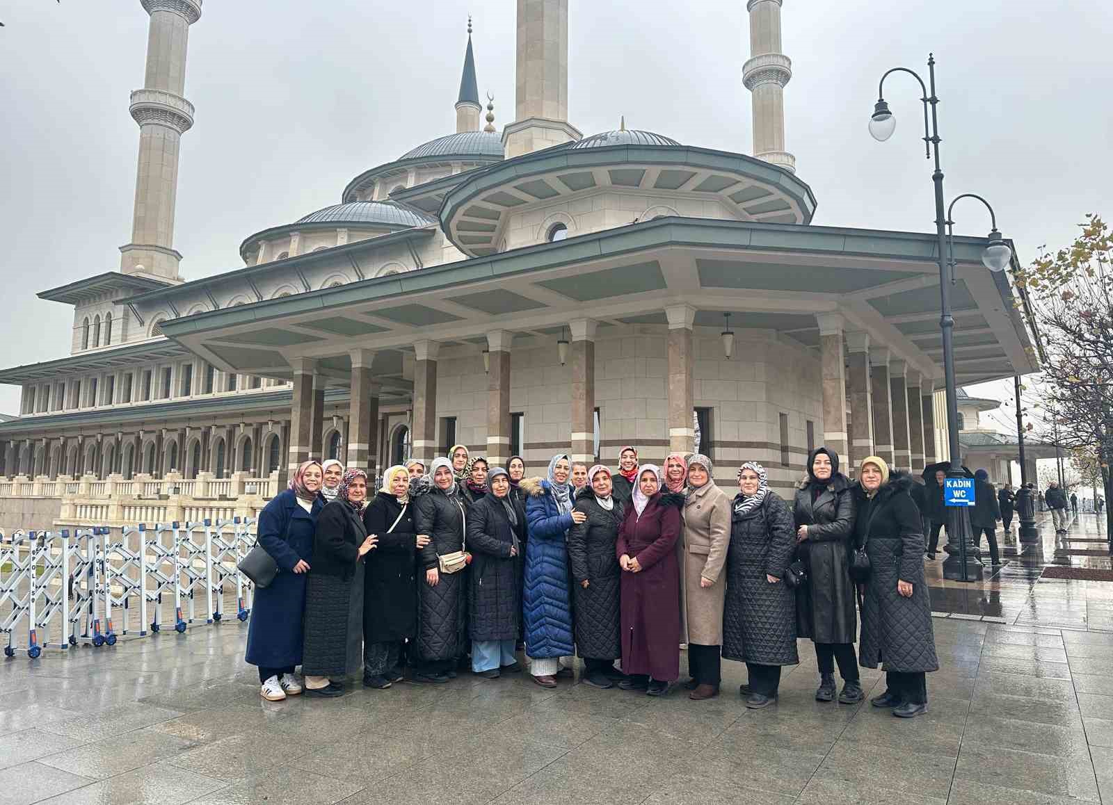 pursaklar belediyesi kadinlara 15 temmuz demokrasi muzesi millet camisi ve millet kutuphanesi gezisi duzenledi
