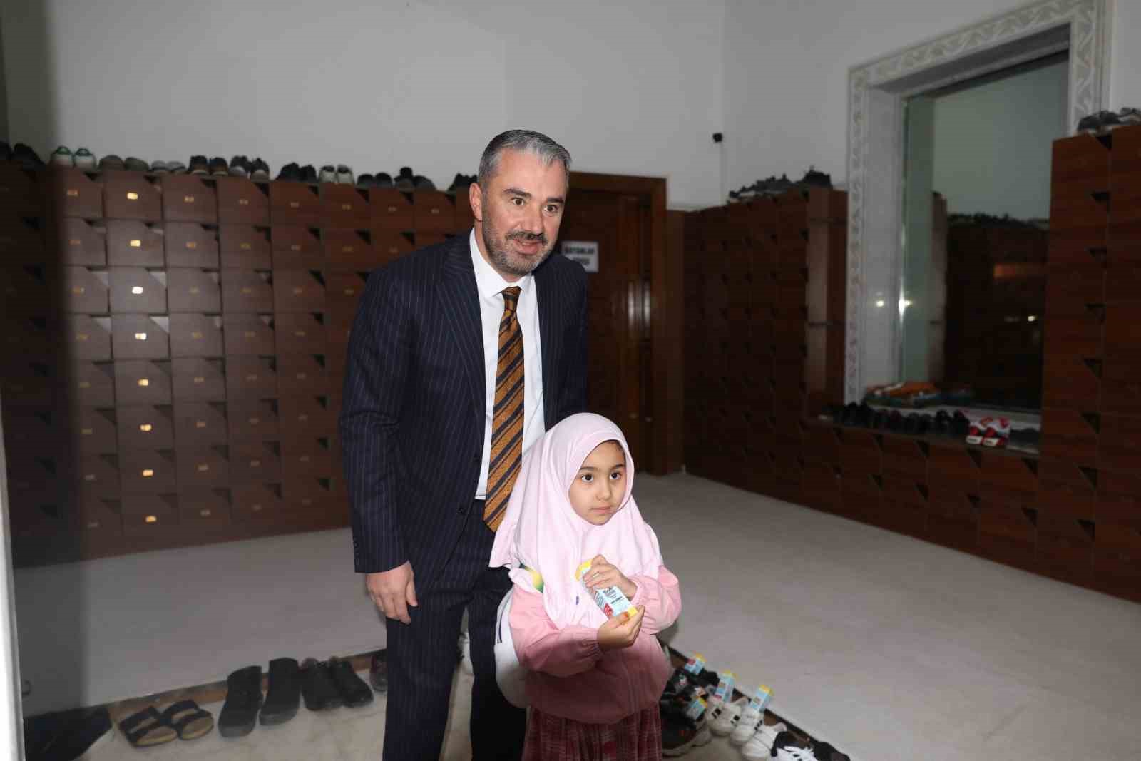 pursaklar belediyesinden kadir gecesinde gonulleri isitan surpriz 3 etu6mSMR