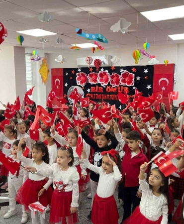pursaklarin-nezaket-okullarinda-cumhuriyet-bayrami-coskusu-WhhfNkEL.jpg