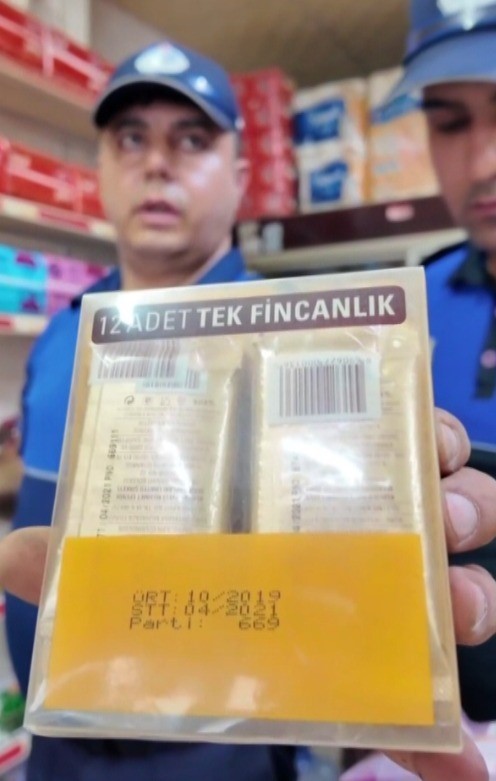 raflarda 10 yillik skandal kiliste tarihi gecmis yuzlerce urun imha edildi 1