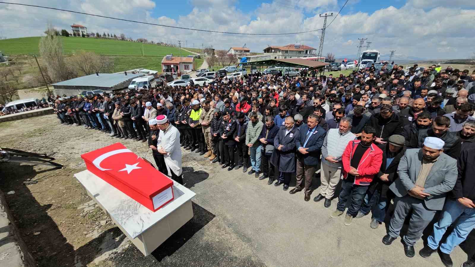 rahatsizlanarak hayatini kaybeden kursiyer jandarma topraga verildi 0 CTUdFYBQ