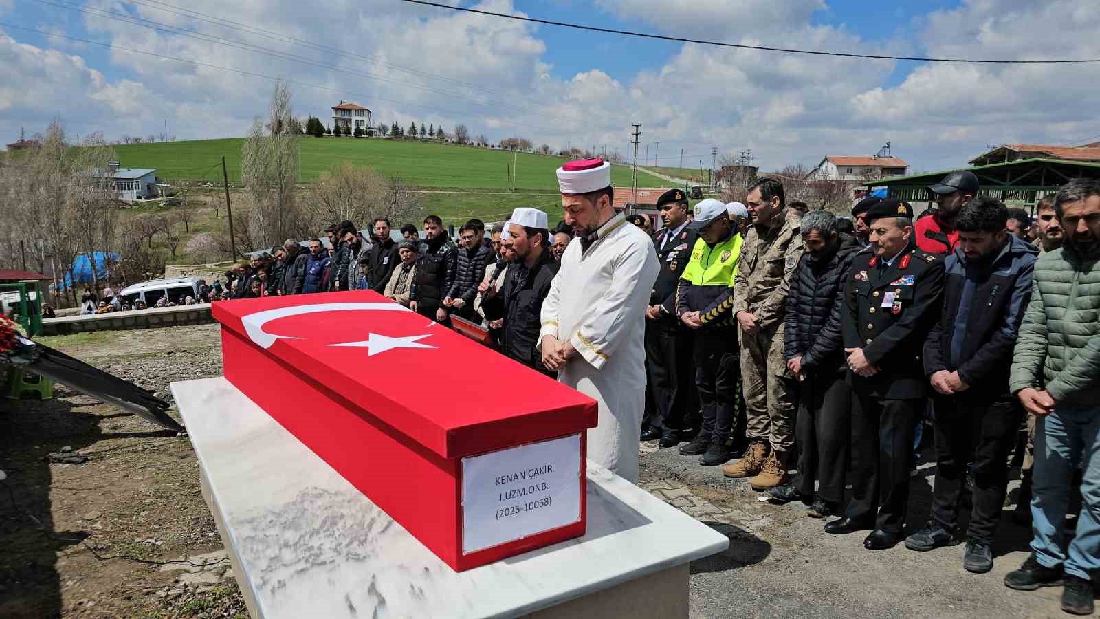 rahatsizlanarak hayatini kaybeden kursiyer jandarma topraga verildi 2 Q4OZiHWV
