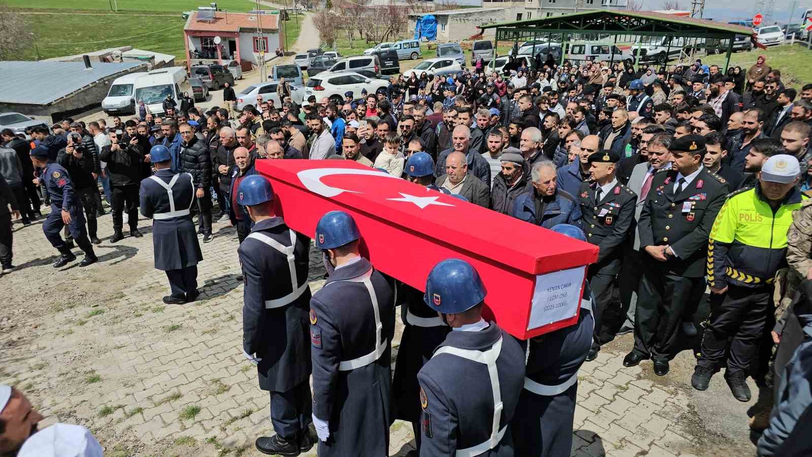rahatsizlanarak hayatini kaybeden kursiyer jandarma topraga verildi 3 WpVHHXLh