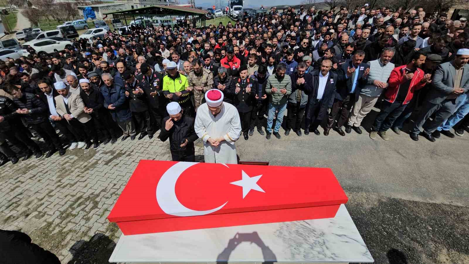 rahatsizlanarak hayatini kaybeden kursiyer jandarma topraga verildi 4 pVN2nQEG