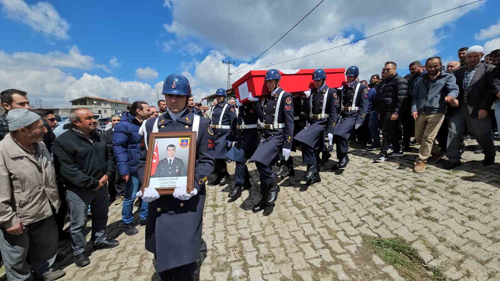 rahatsizlanarak hayatini kaybeden kursiyer jandarma topraga verildi 6 SNepNUfL