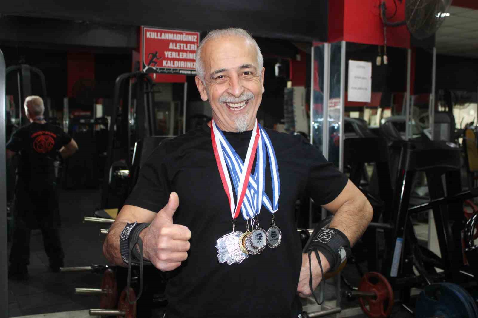 Rakip bulamayan ve gençlerle yarışan 65 yaşındaki Hakkı Bozat 420 kilo kaldırdı 4 rakip bulamayan ve genclerle yarisan 65 yasindaki hakki bozat 420 kilo kaldirdi 0 hXKlTJMe