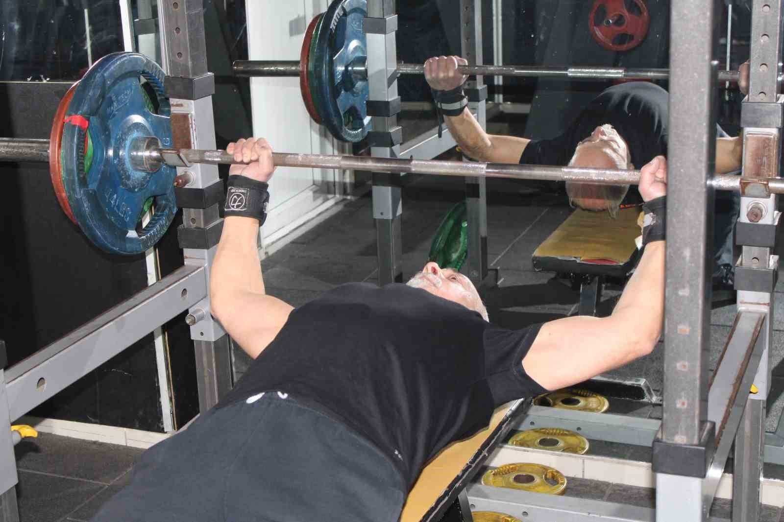 Rakip bulamayan ve gençlerle yarışan 65 yaşındaki Hakkı Bozat 420 kilo kaldırdı 6 rakip bulamayan ve genclerle yarisan 65 yasindaki hakki bozat 420 kilo kaldirdi 2 1deSMYyG