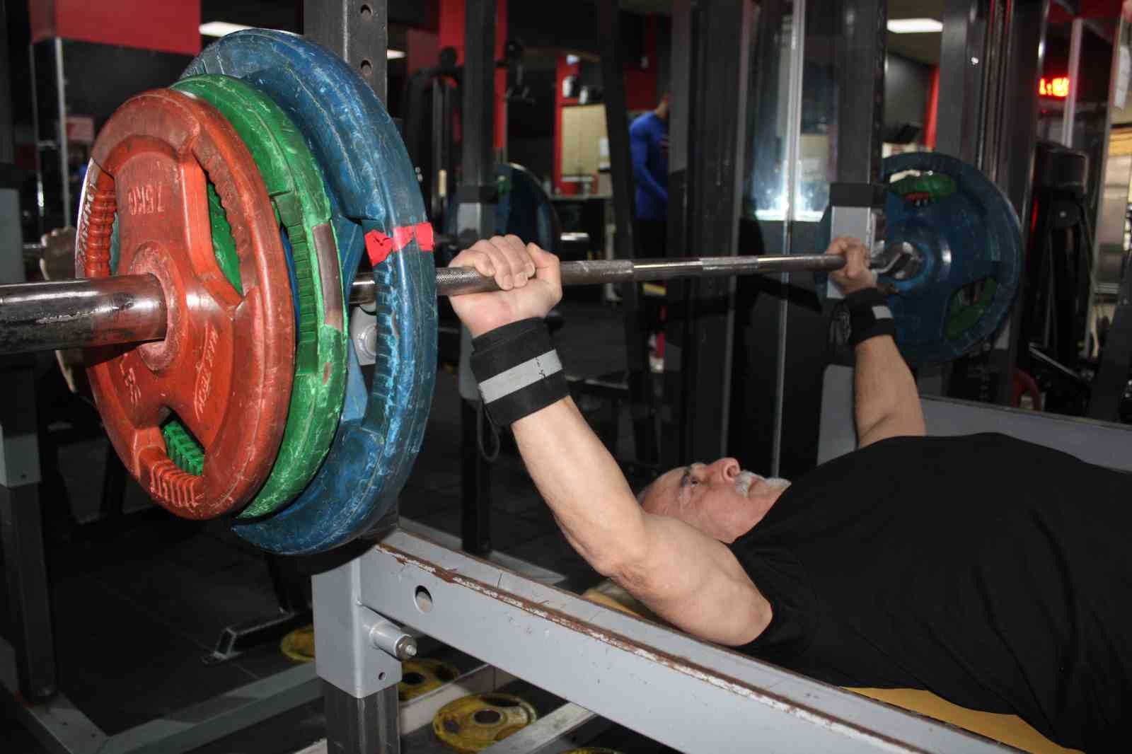 Rakip bulamayan ve gençlerle yarışan 65 yaşındaki Hakkı Bozat 420 kilo kaldırdı 7 rakip bulamayan ve genclerle yarisan 65 yasindaki hakki bozat 420 kilo kaldirdi 3 yrBk38jw